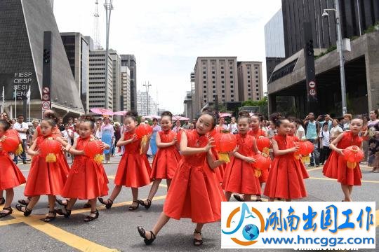 图为巴西唐韵艺术团小女孩展示中国童装旗袍。　莫成雄 摄