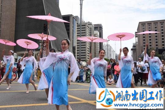 图为巴西唐韵艺术团女学员展示中国旗袍。　莫成雄 摄