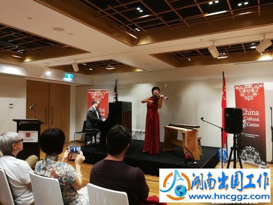 小提琴家夏冰女士演奏《梁祝》。　林丹 摄