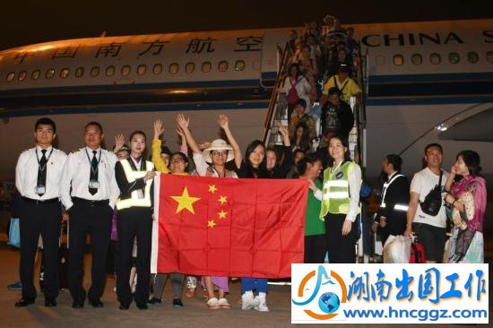 11月30日早晨5点43分许,滞留巴厘岛213名中外旅客乘CZ6066航班飞抵深圳宝安国际机场。<a target='_blank' data-cke-saved-href='http://www.chinanews.com/' href='http://www.chinanews.com/'>中新社</a>记者 陈文 摄 点击进入下一页