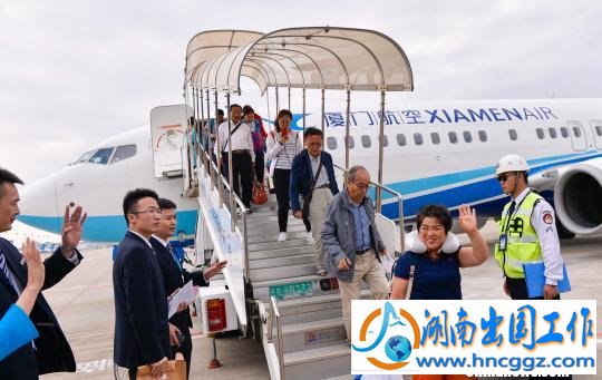 滞留巴厘岛的旅客乘坐厦航班机抵达厦门机场。 贺晟 摄 点击进入下一页