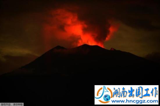 印尼巴厘岛阿贡火山自11月21日喷发后,活跃强度不断增强并多次喷发出大量火山灰。图为当地时间11月30日拂晓前的阿贡火山烟雾染红天际。 点击进入下一页